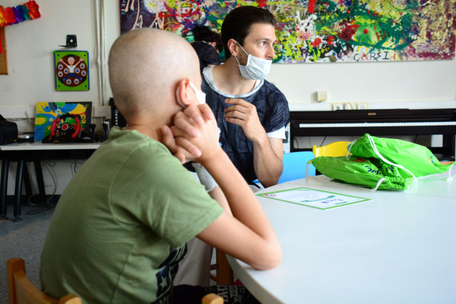 Kanser Tedavisi Gören Çocukların Karne Heyecanını Paylaştı