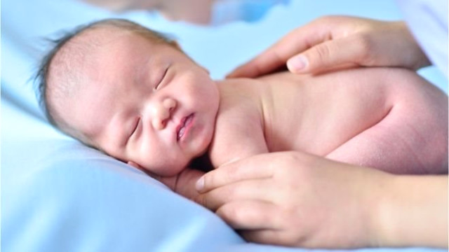 Araştırma: Bebekleri Hafifçe Sıvazlamak Ağrı Hissini Azaltıyor