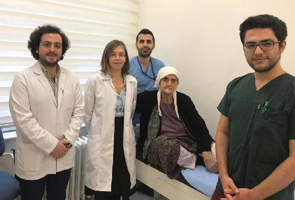 Eskişehir’de 74 Yaşındaki Kadına Bacak Kemiğinden Çene Kemiği Yapıldı