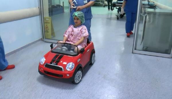 Çocuklar Oyuncak Araba ile Ameliyata Götürülüyor