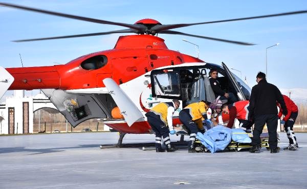 İlk Hastasını Taşıyan Ambulans Helikopteri İlgiyle İzlediler