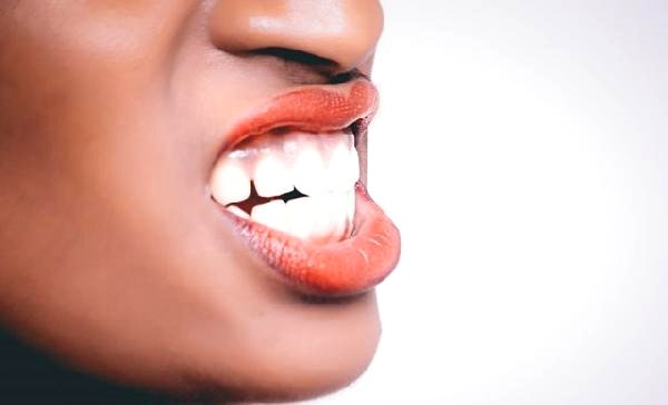 Çocukluk Travması Kişilerin Sebepsiz Yere Diş Sıkmasına Neden Olabiliyor