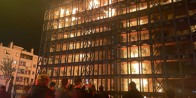 İzmir’de lüks sitede yangın: Bir blok büsbütün yandı