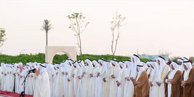 Katarlılar bayram namazını Dünya Kupası için inşa edilen stadyumda kıldı