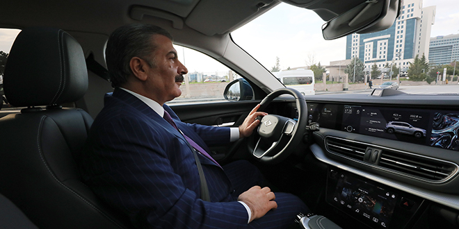 Sıhhat Bakanı Koca, yerli ve ulusal araba Togg ile birinci sürüşünü yaptı
