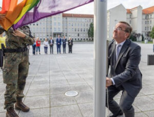 Almanya Savunma Bakanı Pistorius, LGBT bayrağını göndere çekti
