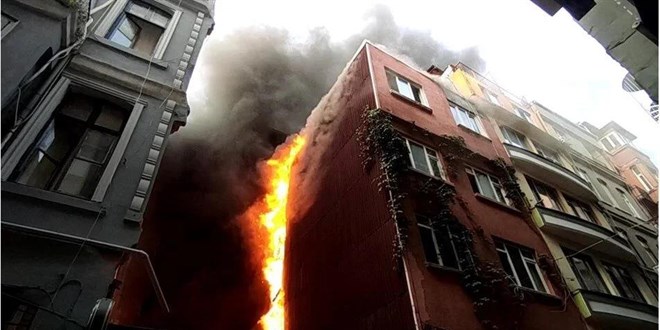 Beyoğlu’nda 9 katlı otelde çıkan yangın söndürüldü