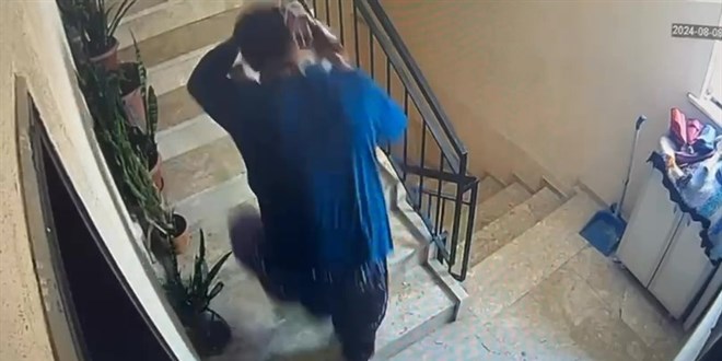 Hırsızlık yaptığı konuttan bayan kıyafetleri giyerek çıktı