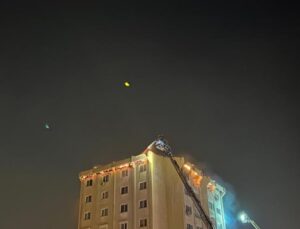 İzmir’deki orman yangını 10 katlı apartmana sıçradı