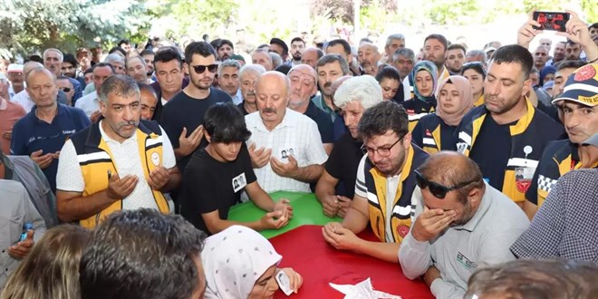 Kazada ölen 2 sıhhat çalışanını son seyahatlerine meslektaşları uğurladı