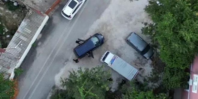 VIP minibüsle göçmen kaçaklığına dronlu takip: 3 tutuklama