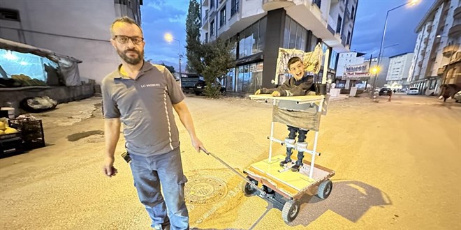 Engelli oğlunu tasarladığı özel sehpa ile sokak sokak gezdiriyor