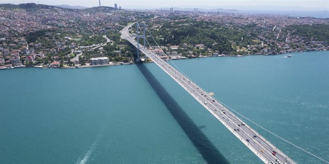 İstanbul Boğazı’nda gemi trafiği askıya alındı