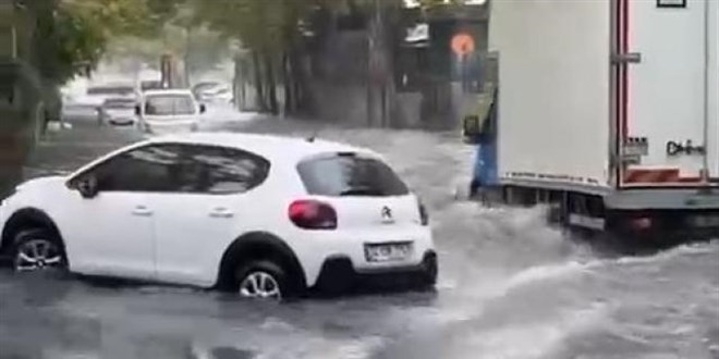 İstanbul’da yollar göle döndü: İETT otobüsünü su bastı