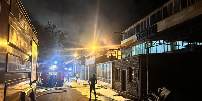 Kayseri’de çıkan yangında 3 dükkan kullanılmaz hale geldi