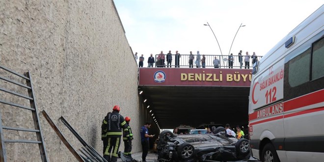Köprülü kavşakta kaza yapan araba 5 metreden aşağıya karşıt düştü