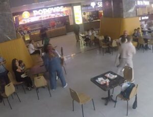 Toplumsal deneyde nefes borusuna yemek kaçan bireye vatandaşlar müdahale etti