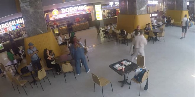 Toplumsal deneyde nefes borusuna yemek kaçan bireye vatandaşlar müdahale etti