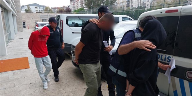 14 yaşındaki erkek çocuğuna etek giydirilmesine 8 gözaltı