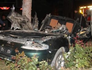 Ağaca çarpan arabadaki üniversite öğrencisi hayatını kaybetti