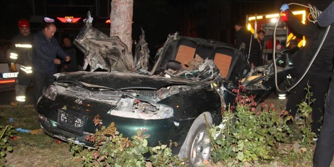 Ağaca çarpan arabadaki üniversite öğrencisi hayatını kaybetti