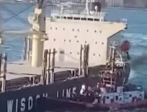 İstanbul Boğazı’nda iki yük gemisi çarpıştı