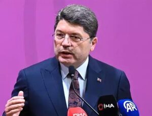 ‘Türkiye’nin darbe anayasası ile yoluna devam etmesi bizim için yüz karası’