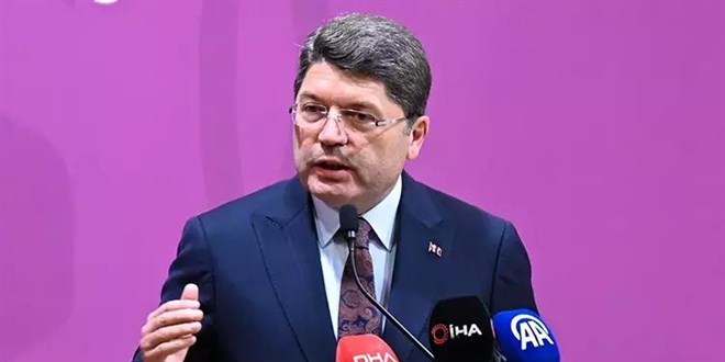 ‘Türkiye’nin darbe anayasası ile yoluna devam etmesi bizim için yüz karası’