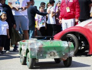 Üniversitelilerin küçük tarım aracı, yabani otları temizleyip noktasal ilaçlama yapıyor