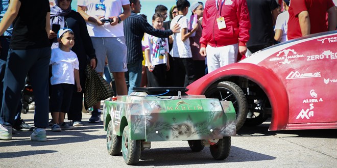 Üniversitelilerin küçük tarım aracı, yabani otları temizleyip noktasal ilaçlama yapıyor