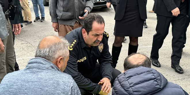 Emniyet Müdürü, kazada yaralanan polisin elini tutarak ambulansı bekledi