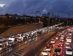 İstanbul’da aralıklı yağışın tesiriyle trafik yoğunluğu yaşanıyor