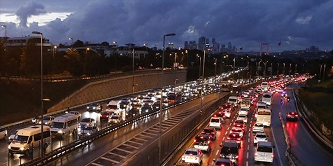 İstanbul’da aralıklı yağışın tesiriyle trafik yoğunluğu yaşanıyor