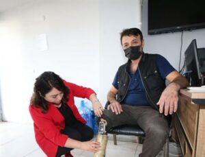 Bacağını kaybeden personelin yardımına muhtar koştu