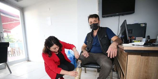 Bacağını kaybeden personelin yardımına muhtar koştu