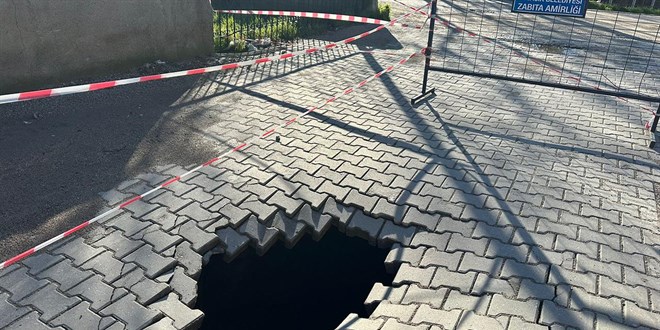 Çanakkale’de yol çöktü, dev çukur oluştu