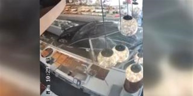 Denetimden çıkan araç pastaneye girip çıktı