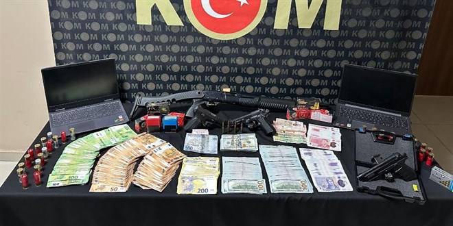 Milyonluk rüşvet havuzu kuran gümrük çetesi çökertildi