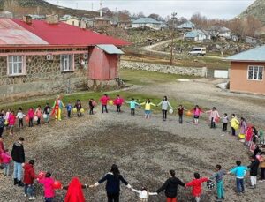 Otorite el değiştiriyor: Her şeye karışan veli çağı