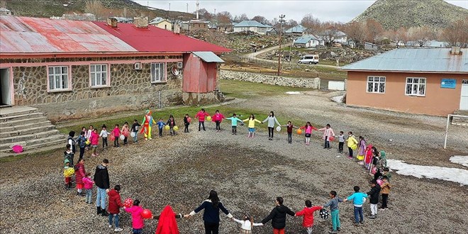 Otorite el değiştiriyor: Her şeye karışan veli çağı
