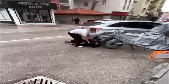 Kız öğrenci, tartıştığı akranını yere yatırıp ayağıyla yüzüne bastı