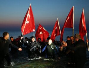 Türk dalgıç dünya rekoru kırdı: Soğuk suda 36 saat