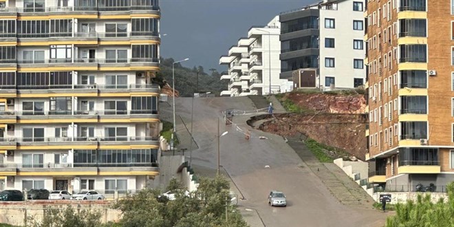 Balıkesir’de sağanak toprak kaymasına neden oldu