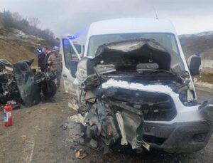 Gümüşhane’de servis minibüsüyle araba çarpıştı: 1 meyyit, 9 yaralı