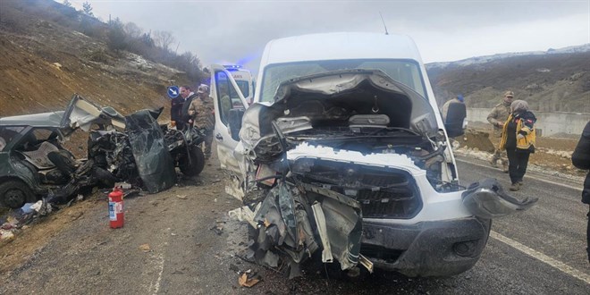 Gümüşhane’de servis minibüsüyle araba çarpıştı: 1 meyyit, 9 yaralı