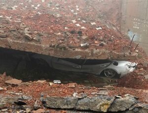 İstanbul’u sağanak vurdu: Metro ve yollar su altında kaldı, duvar çöktü