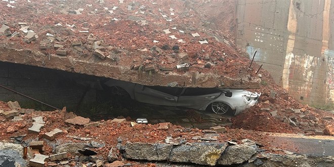 İstanbul’u sağanak vurdu: Metro ve yollar su altında kaldı, duvar çöktü