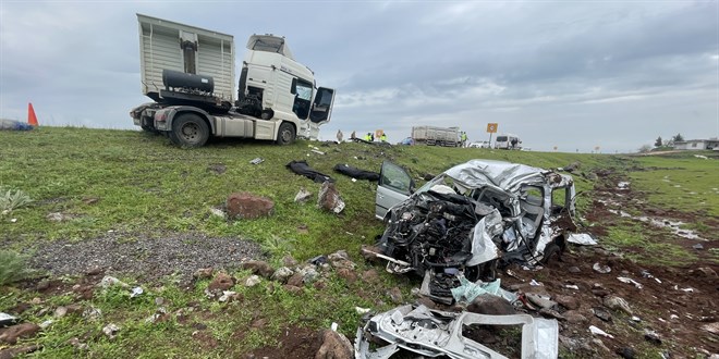 Şanlıurfa’da tır ile çarpışan hafif ticari araçtaki 2 kişi öldü