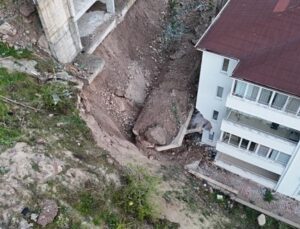Çöken istinat duvarı konutların içine girdi