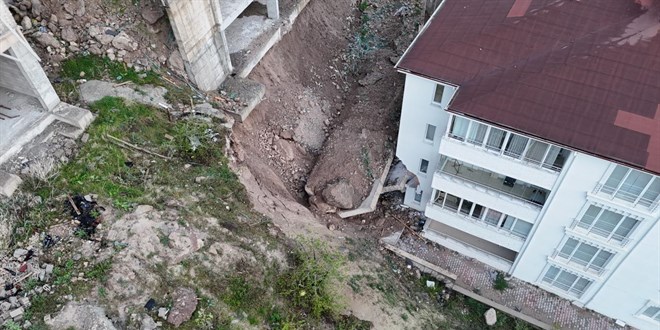 Çöken istinat duvarı konutların içine girdi
